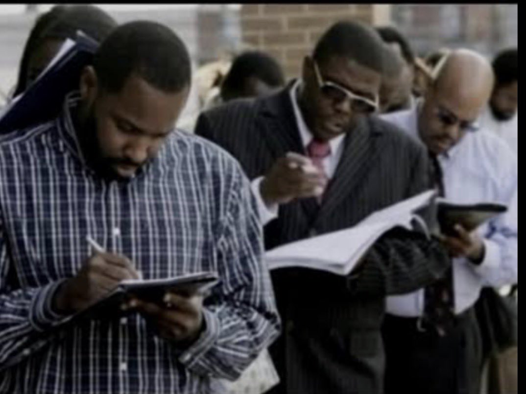Des hommes prennent des notes dans un carnet