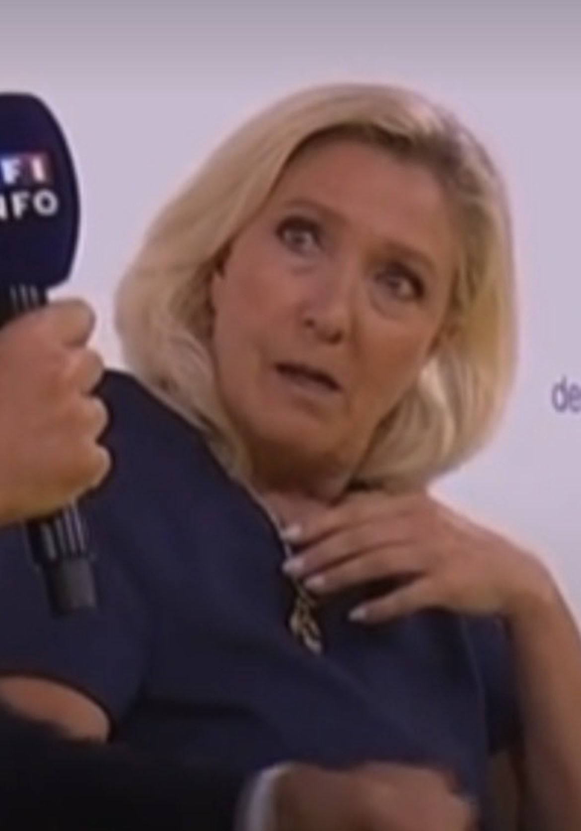 Marine Le Pen surprise face à un micro