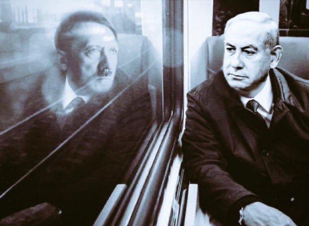 Benjamin Netanyahu assis dans un train avec le reflet d'Adolf Hitler