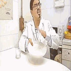 Homme en blouse recevant une louchée de merde/caca