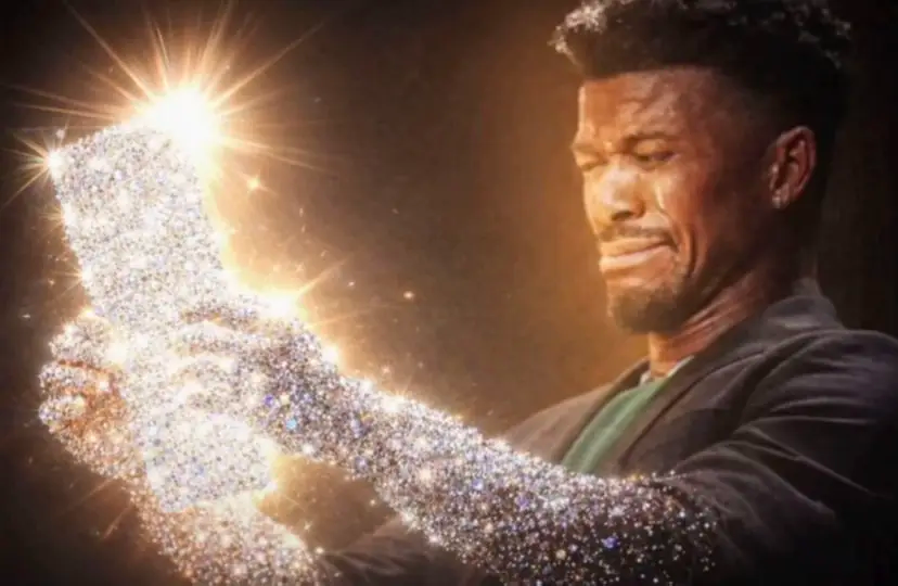 Jimmy Butler ébloui par un objet scintillant