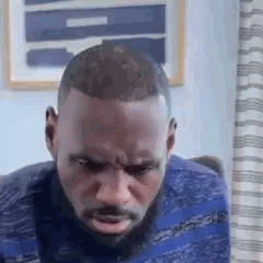 LeBron James regarde la caméra avec surprise