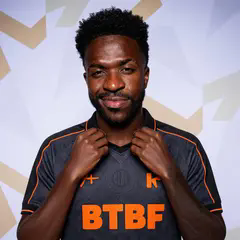 Vinicius Jr ajuste son maillot BTBF en souriant