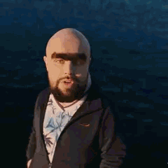 Valouzz avec un monosourcil faisant des gestes de rap