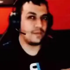 TheKairi78 avec un casque devant sa webcam