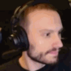 Laink qui se tourne et fixe la caméra