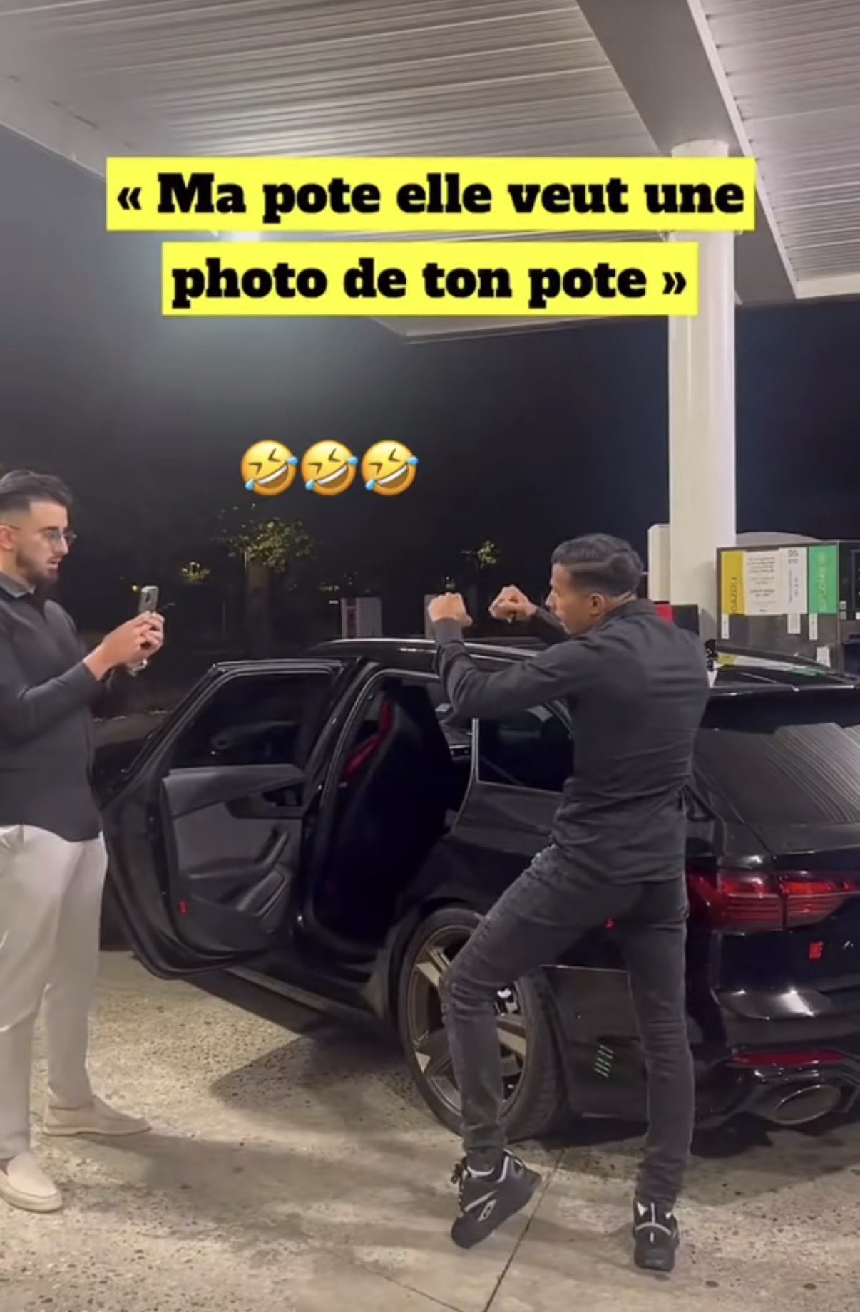 Hamza pvris qui prend la pose devant une voiture pour son ami Walid Sax - Ma pote elle veut une photo de ton pote