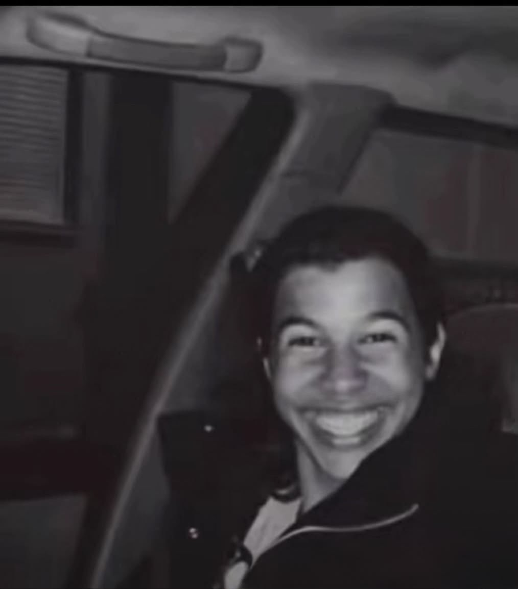 Hamza pvris souriant bizarrement dans une voiture