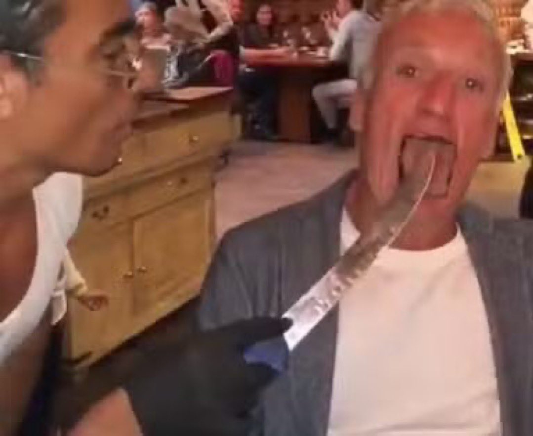 Salt Bae fait manger de la viande a Didier Deschamps avec un couteau