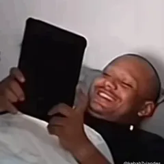 Nico là souriant devant sa tablette