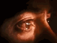 Tony Stark regardant à travers son armure fermant les yeux et pleure