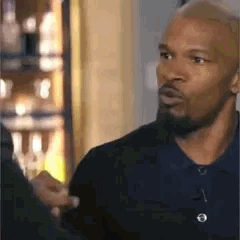 Jamie Foxx énervé en repoussant quelqu'un