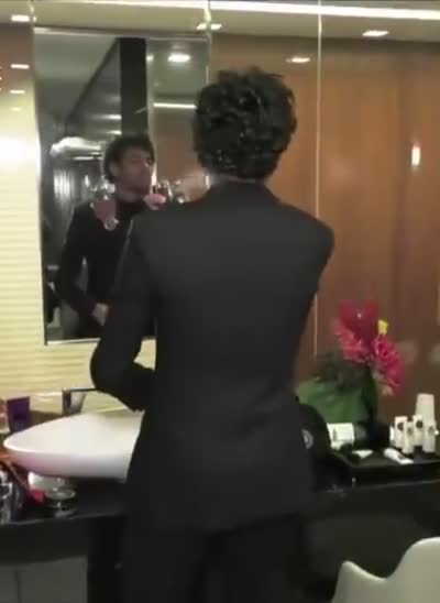 Neymar costumé qui se parfume pour sortir et prévoir une soirée