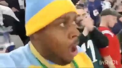 Homme criant "WHAT THE FUCK HAPPENED?!" lors d'un match