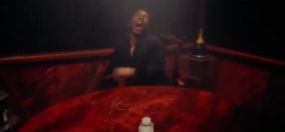 Kendrick Lamar qui crie de frustration assis à une table