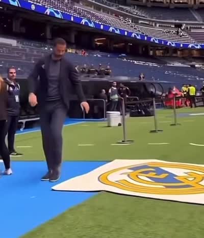 Les footballeurs qui évite soigneusement de marcher sur les logos des clubs