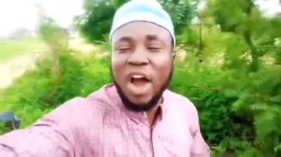 Un homme chante en selfie avant de s'enfuir en hurlant face a une silhouette etrange