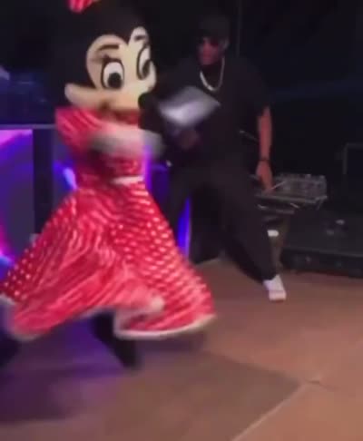 Minnie Mouse qui danse sur scène lors d'un concert