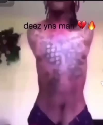 Un homme torse nu san brasdéchaîné qui menace la caméra avec un pistolet entre les jambes. I'll blow this bitch!