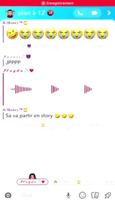 snapchat - Et wallah je devais faire la prière là. Putain je suis mouillée comme une chienne, il va falloir que je refasse mes ablutions. Vas-y nique sa mère je vais faire mes ablutions avec ma mouille.