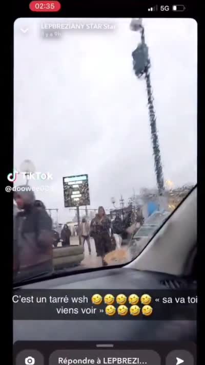snapchat - Un homme interpelle une passante depuis sa voiture mais échoue (Putain il y a une belle meuf qui arrive là. Ça va toi ? Viens voir. Putain. Dégage dégage dégage dégage.)