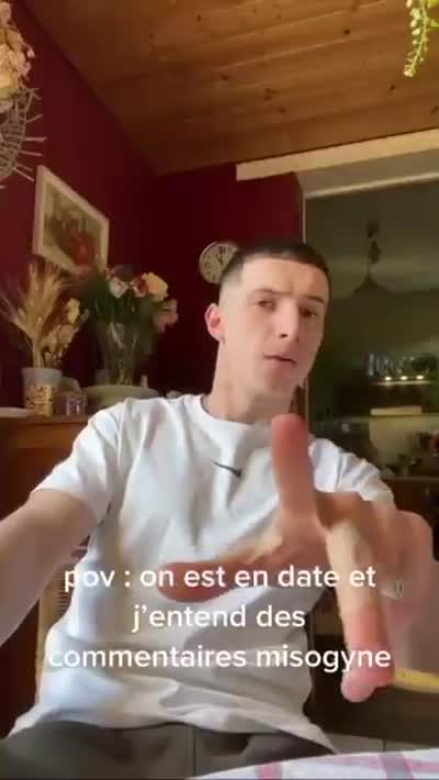 Un homme s'emporte contre des propos misogynes pendant un rendez-vous/date (Attends je te coupe. Oh! Ça va pas de parler des femmes comme ça? T'es fou ou quoi? Excuse-moi. Dis-moi.)