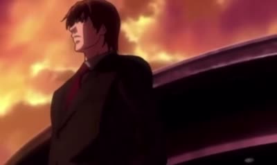 Light Yagami contemple la ville au coucher du soleil