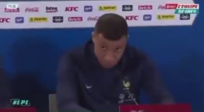 Kylian Mbappé fixe la caméra d'un air suspect/regard de tueur pendant une conférence de presse