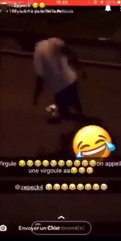 snapchat - Un jeune fait une virgule acrobatique et s'étale par terre