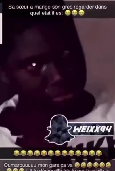 snapchat - Oumarou pleure dans le noir après que sa sœur a mangé son grec