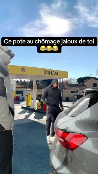 snapchat -Walid Sax Hamza critique la voiture de son ami dans une station-service, Ce pote au chômage jaloux de toi
