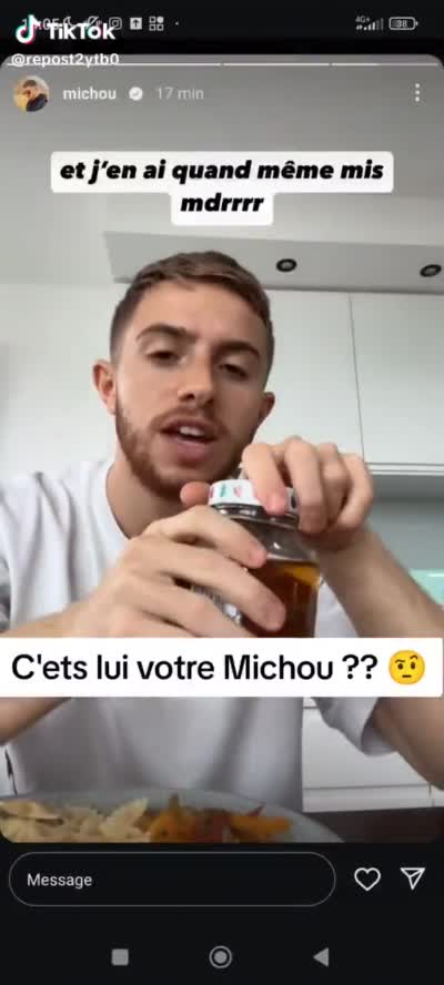 Michou sent un pot. ah ouais bah ça sent... en fait ça sent le vinaigre (raciste nègre) mais abusé genre.
