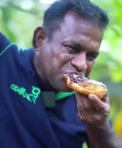 Un homme goûte des pâtisseries et les crache violemment