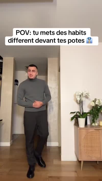 TikTok- Un jeune homme se fait vanner/vanter son style habillé par son ami (h ouais, il m'a dégainé un outfit de comptable! Un col roulé bien remonté, on dirait Guardiola! La paire de godasses, c'est un montant à Limelette!)
