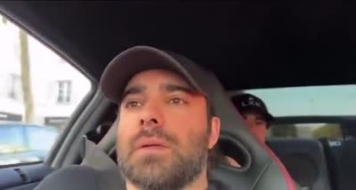 Akram Junior a très peur en passager dans une voiture de sport. (Arette ! Ah non c'est bon. Ah ouais non c'est bon.)