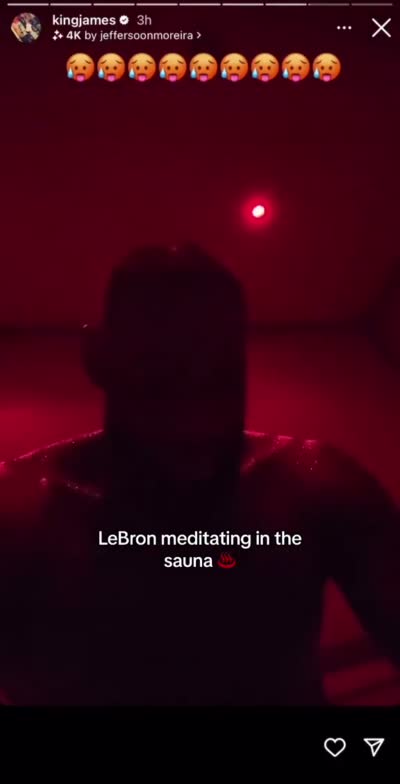 LeBron James médite dans un sauna rouge