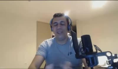TheKairi78 est interrompu par une musique pendant son discours puis s'excuse (Donc voilà, bah écoutez, troisième épisode fini. Comme vous avez pu... Excusez-moi. Putain, désolé. Écoutez, désolé les khey.)