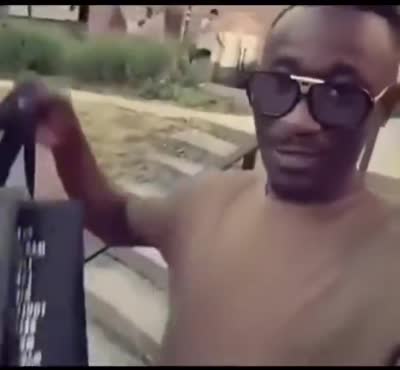Voilà. C'est l'anniversaire de quelqu'un, je vais lui offrir une chicha comme ça il va mourir vite. On va prendre sa femme.