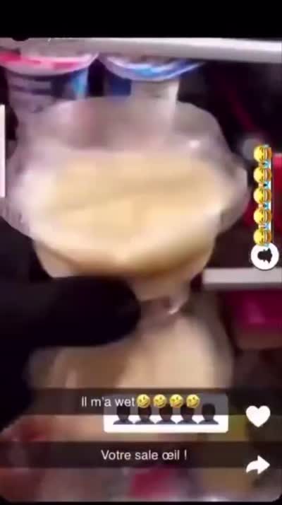 snapchat - Un jeune fait tomber ses yaourts en voulant flex avec ses gants Louis Vuitton (C'est bon JP on a vu t'avais des gants Louis Vuitton mon reuf. Pourquoi tu veux prendre des yaourts avec tes gants CHEZ TOI ? Abuse pas l'reuf !)
