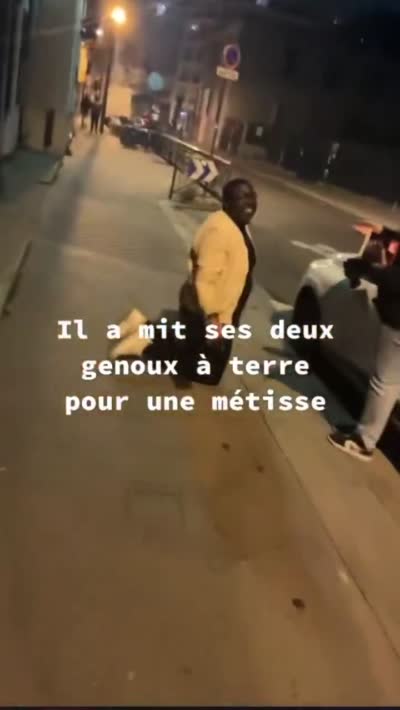 snapchat - Il a mit ses deux genoux à terre pour une métisse