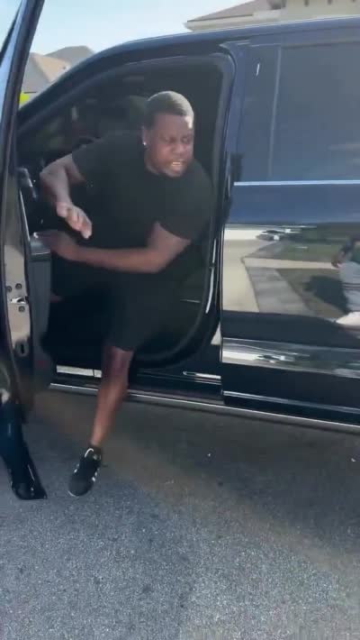 Un homme tombe maladroitement en sortant de son SUV