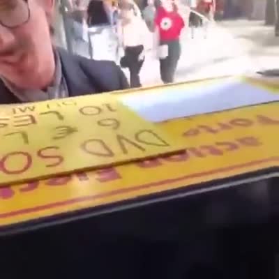 Un forain explique ses calculs de conversion de temps (2 minutes c'est pas 120 secondes. Si c'est 120 secondes 2 minutes. Ah mais c'est combien une minute ? Une minute c'est 60 secondes. Alors si c'est 6... Et ben, fais des comptes. 60 et 60 ça fait combien ? Ça fait 120. Et ben alors, pour faire 2 minutes... Ça fait 1 minute 20.)