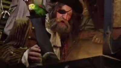 Les pirates découvre le bouton Translate Tweet dans un coffre au trésor