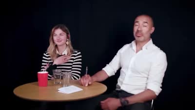 Thaïs d'Escufon - Et nous commencerons dès que, dès que Thaïs sera allée nous faire deux petits cafés. Deux, tu prends un café Hugo ? Trois s'il te plaît Thaïs, trois.