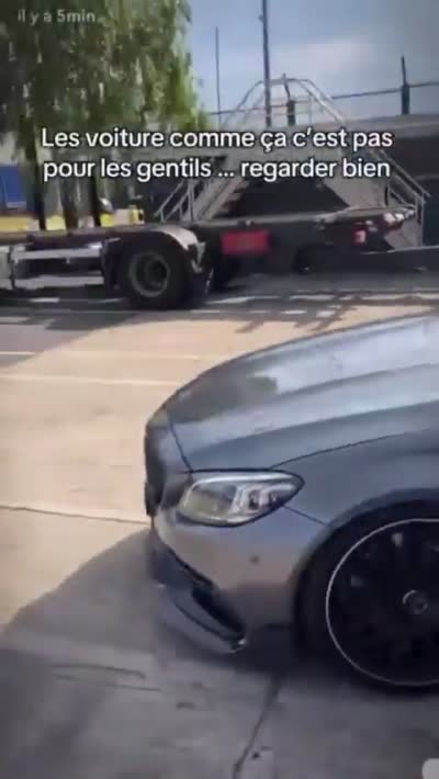 snapchat -  Lafleche au volant d'une grosse voiture regarde fixement la caméra de manière choquée/méchante
