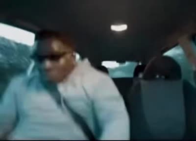 Un homme passe les vitesses comme un fou au volant