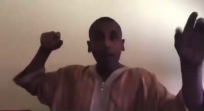 Mounir Moon en djellaba - C'est pas des lol. Je fais des braca-ca-cage, Est-ce qu'ils ont fait ça vos grands frères ? Si tu voyais ton grand frère ou ton père faire c'est pas des lol.