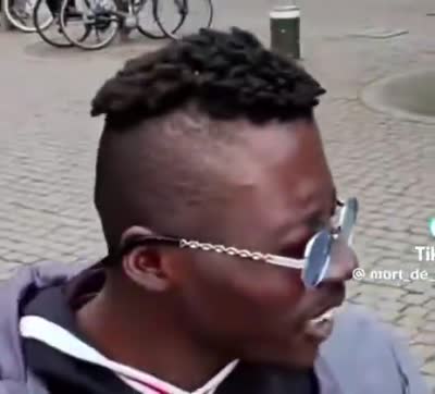 TikTok - Mon gars ça, oh la putain ça pue wesh ! Mais ça sent bon mon gars ! Frère, c'est un parfum que je sors pour ma communauté. Mais non !