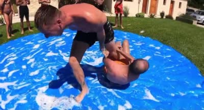 Gamemixtreize s'énerve après un combat de catch glissant (Momo, s'il te plaît. Tu me casses les couilles ! Je vais me branler dans tes vidéos, moi. Il casse les couilles, sérieux.)