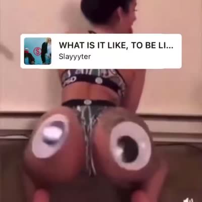 Une femme fait du twerk avec de gros yeux mobiles collés sur ses fesses
